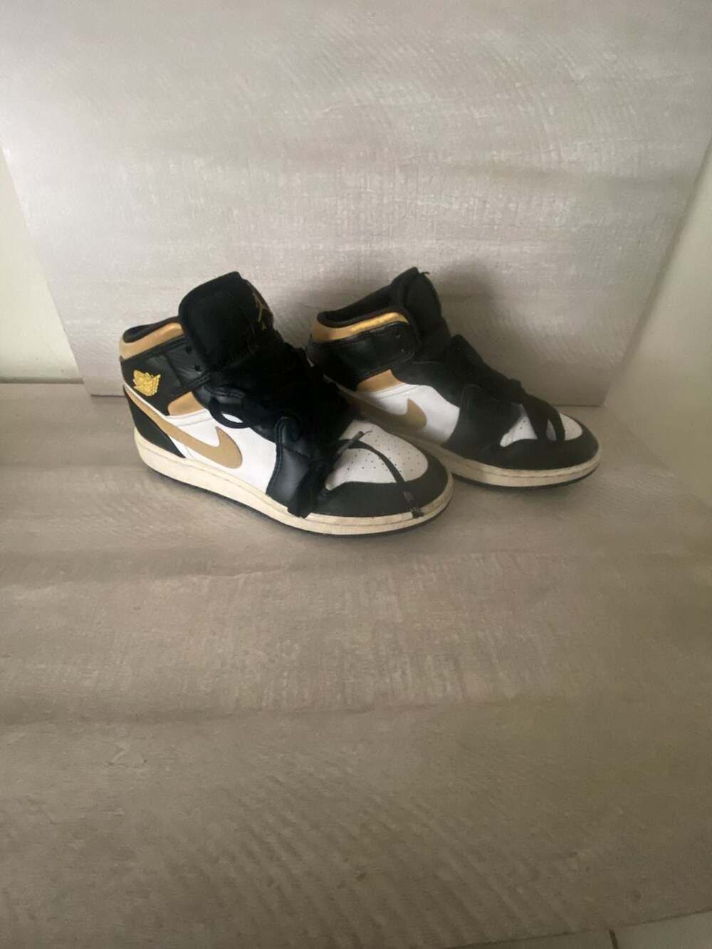 Nike Air Jordan 1 Mid Size 4.5Y White Pollen Black Gold